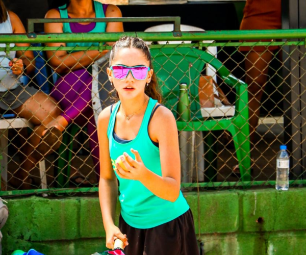 Manuella, atleta uberabense de Beach Tennis
