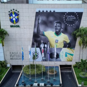 Vini Jr ganha homenagem em fachada da sede da CBF no RJ