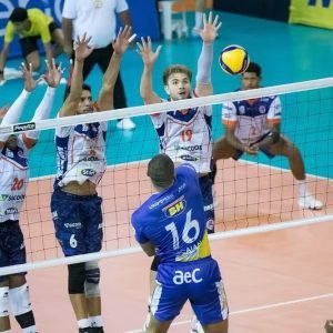 A equipe do Monte Carmelo (de branco) conquistou vitória importante em busca da elite do Vôlei brasileiro - Foto: Alex Sezko