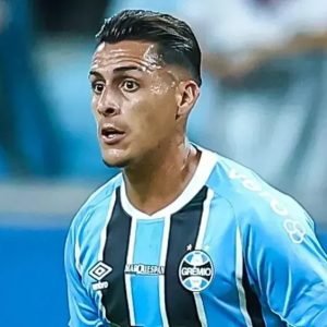 Atacante do Grêmio Pavón, mirou o que viu mas acabou acertando o que não viu - Foto: Lucas Uebel/Grêmio