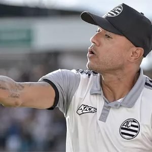 Técnico Roger Silva, após derrota para o Cuiabá no Brasileiro Série B, acabou pedindo demissão do Comando Técnico do Ahtletic - Foto: Divulgação/Ahtletic