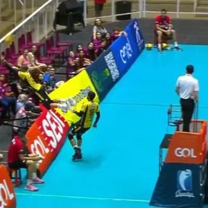 Ao tentar evitar ponto do Sesi Bauru, Wallaf acabou caindo sobre várias cadeiras - Foto: Reprodução/Sportv