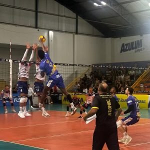 Monte Carmelo e Montes Claros. Uma das semifinais da Superliga B Masculina de Vôlei - Foto: Montes Claros/Divulgação