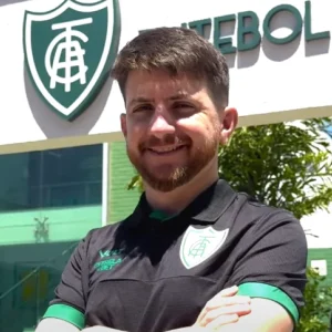 Técnico do América William Batista, criticou estado do gramado da Arena Vera Cruz - Foto Reprodução/Coelho TV
