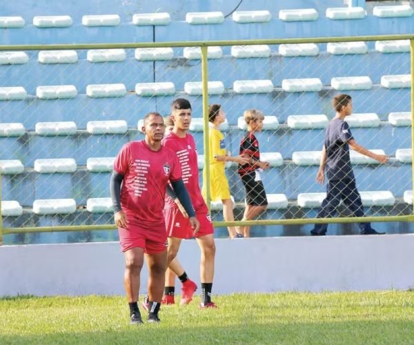 Atacante Walter (em primeiro plano) chegou a pesar 138kg. Hoje está com 93kg - Foto: Maysar Abdalla