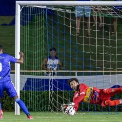 Uberlândia conquista primeira vitória na Série D com gol de bicicleta e defesa de pênalti contra Goiatuba